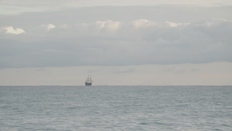 Galeone-Aus-Dem-16.-Jahrhundert,-Andalusisches-Nachbauschiff,-Das-An-Einem-Schönen-Bewölkten-Tag-Bei-Sonnenaufgang-Im-Mittelmeer-Segelt