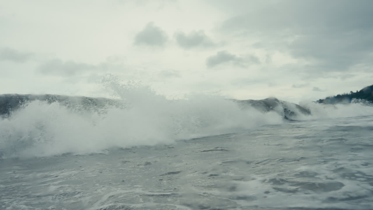해안에 부히는 파도