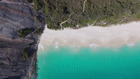 Vista-De-Arriba-Hacia-Abajo-De-Las-Olas-Rompiendo-En-Misery-Beach,-Australia-Occidental