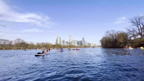 Gente-Remando-En-Barton-Springs,-Austin,-Texas