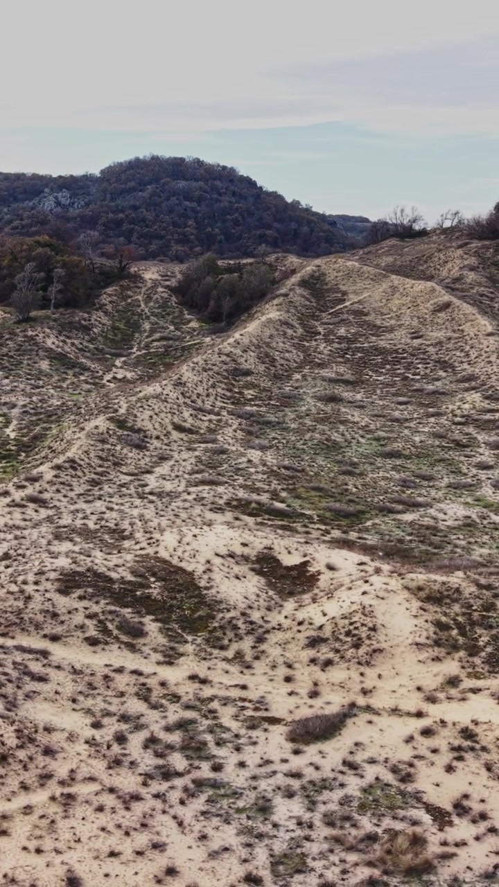 Vista aérea impressionante de terreno acidentado em uma paisagem remota