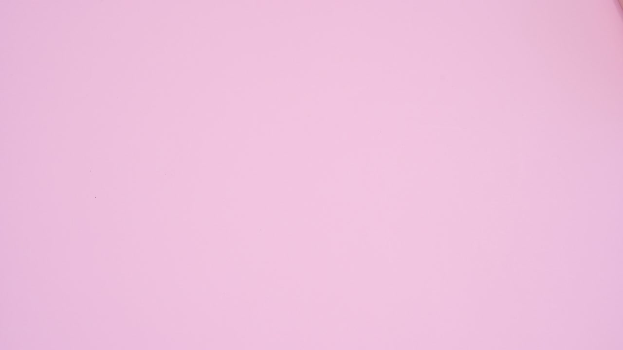 círculo de madera para el texto rodeado de decoraciones de san valentín, globos de amor y pasteles de taza.