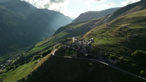 las sombras de las nubes que pasan sobre un bosque de abeto tomada aérea de los alpes franceses día soleado