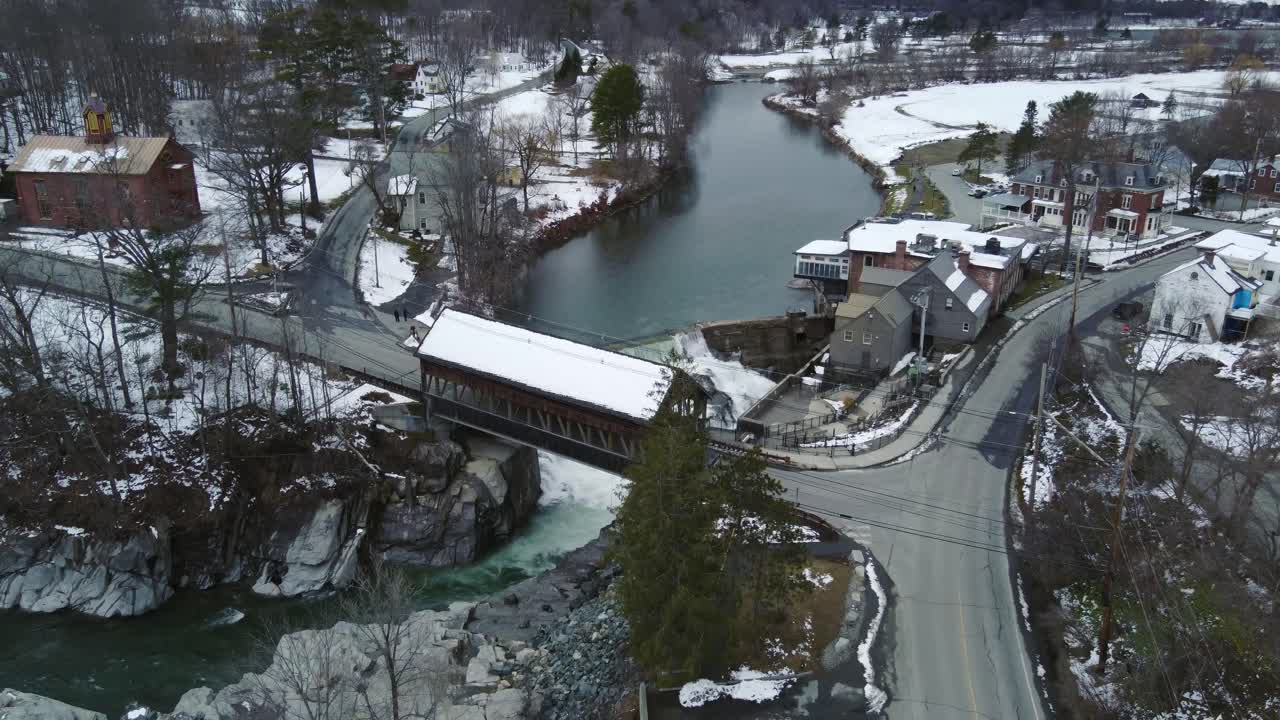 4k drone aéreo retiro de quechee vermont y su icónico puente cubierto