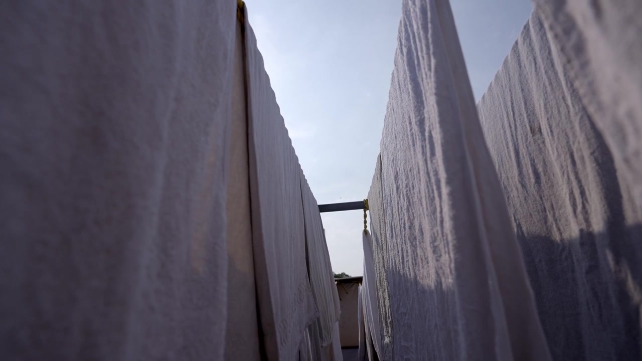 Største utendørs vaskeri med tøy som henger til tørk i Dhobi Ghat nær Mahalaxmi jernbanestasjon i Sør-Mumbai, India. Nærbilde.