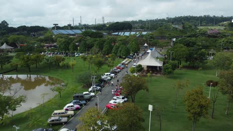 Vista-Aérea-De-Una-Exhibición-Callejera-De-Autos-Antiguos-En-Una-Ciudad-Metropolitana-En-Brasil