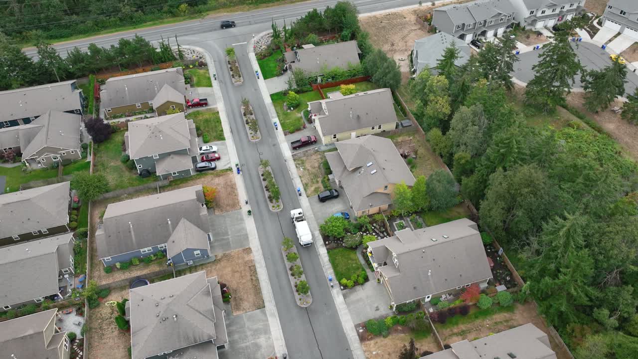 disparo de dron de un camión volquete conduciendo a través