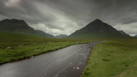 impresionante timelapse de un río en glencoe, escocia