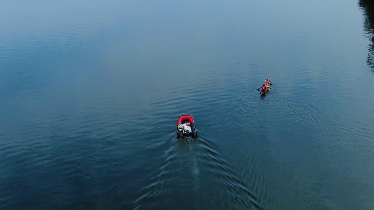 un motoscafo rosso che guidava la canoa