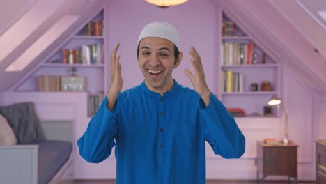 hombre musulmán feliz riendo en la cámara