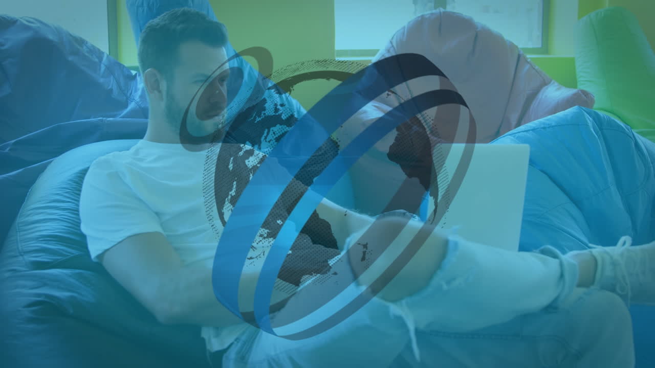 카우카시안 남성 보스가  ⁇ 바구니에서 노트북으로 작업하는 그래픽 글로브의 애니메이션