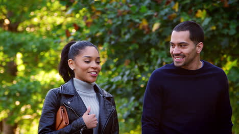 Joven-Pareja-Hispana-Caminando-De-La-Mano-En-El-Parque-De-Brooklyn