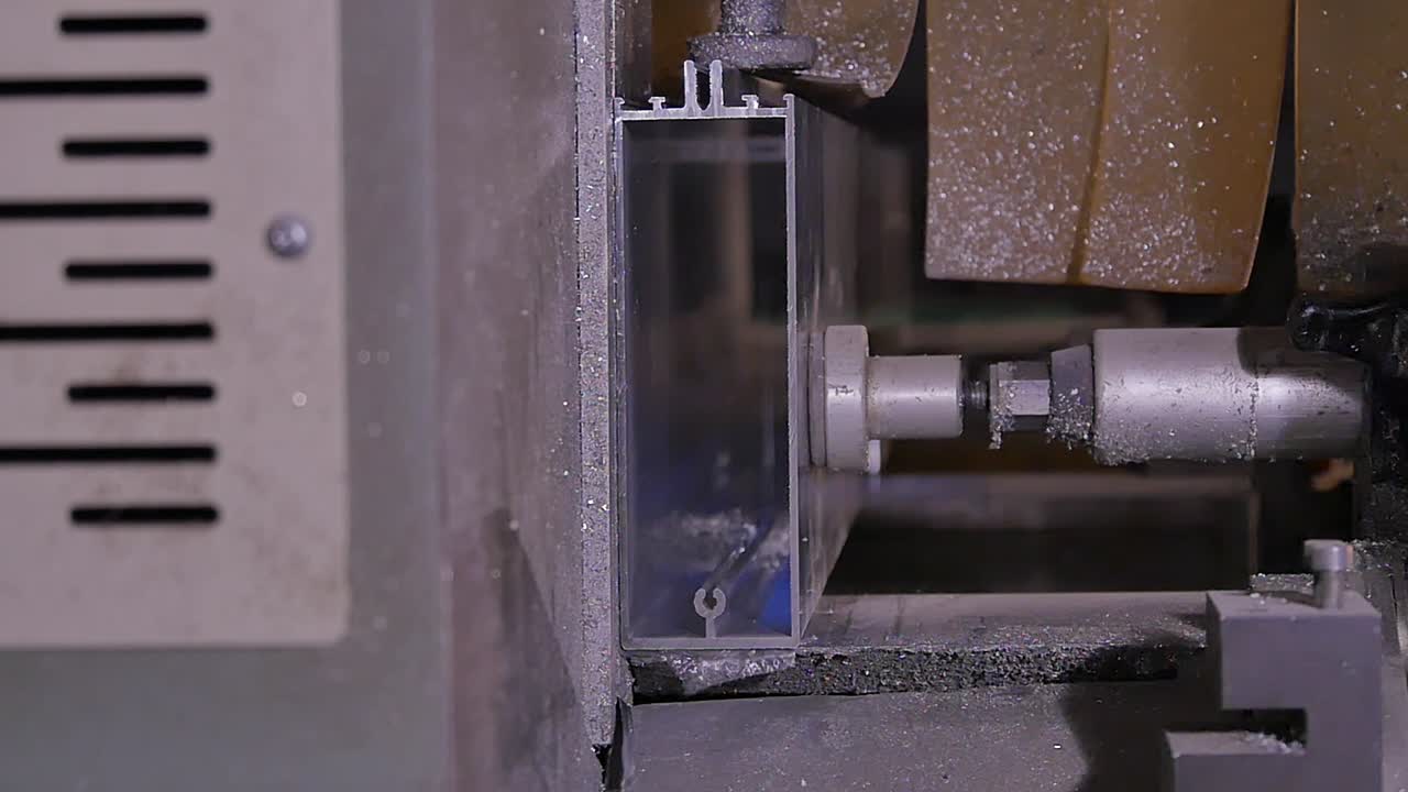 산업용 기계에서 알루미 프로파일 가공