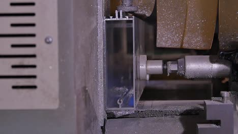procesamiento de perfiles de aluminio en máquinas industriales