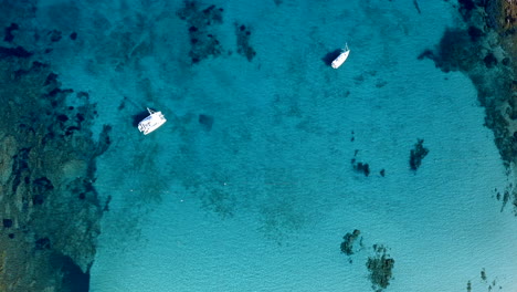 Vista-Aérea-De-Drones-De-Cala-Sabina,-Golfo-Aranci,-Olbia,-Cerdeña