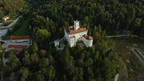 Castillo-De-Trakoscan-En-La-Región-De-Zagorje,-Croacia---Toma-Aérea-Con-Drones