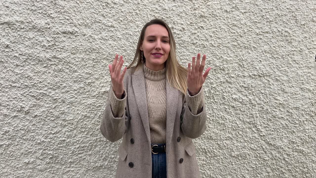 молодая красивая испанская блондинка в официальном платье, представляющаяся и произносящая формальную речь