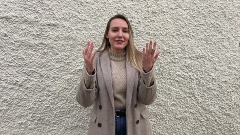 joven y hermosa mujer rubia española vestida formalmente presentándose y dando un discurso formativo