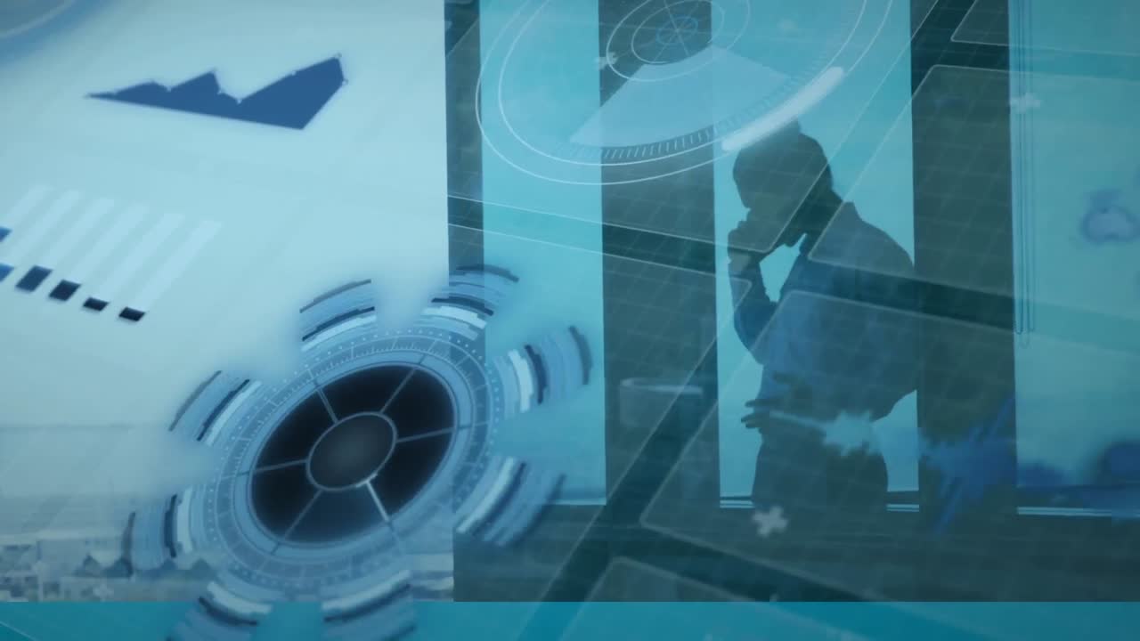 animación de procesamiento de datos contra un hombre de negocios estresado hablando en teléfono inteligente en un aeropuerto.