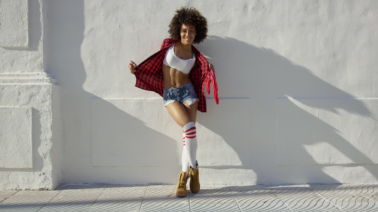 hermosa y a la moda chica afroamericana