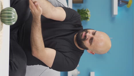 video vertical del hombre que es ofendido por su lenguaje.