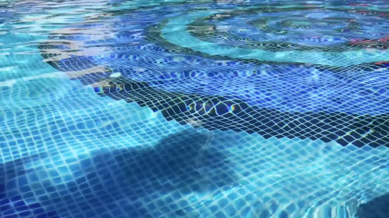 Vandoverfladen krusede i swimmingpoolen.