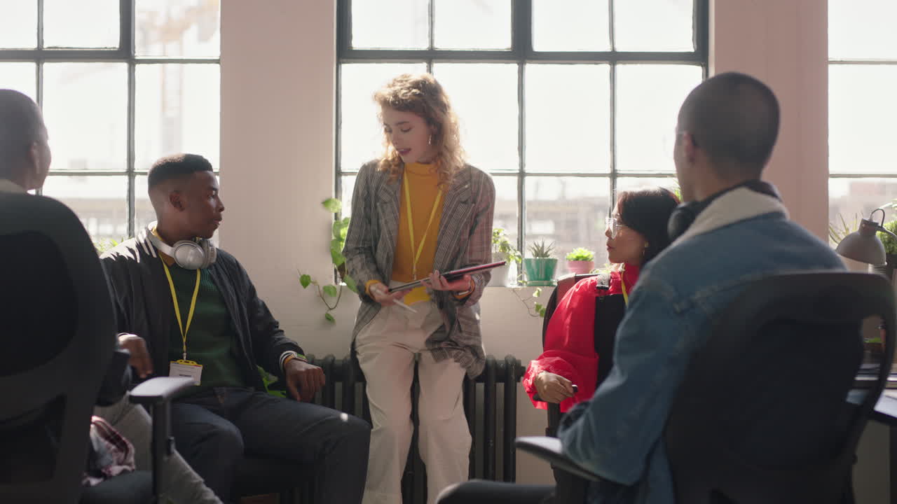 jóvenes empresarios conociendo a una hermosa líder de equipo pelirroja mujer usando una tableta mostrando ideas de proyectos creativos en la pantalla compartiendo estrategias colegas colaborando en una reunión informativa en la oficina