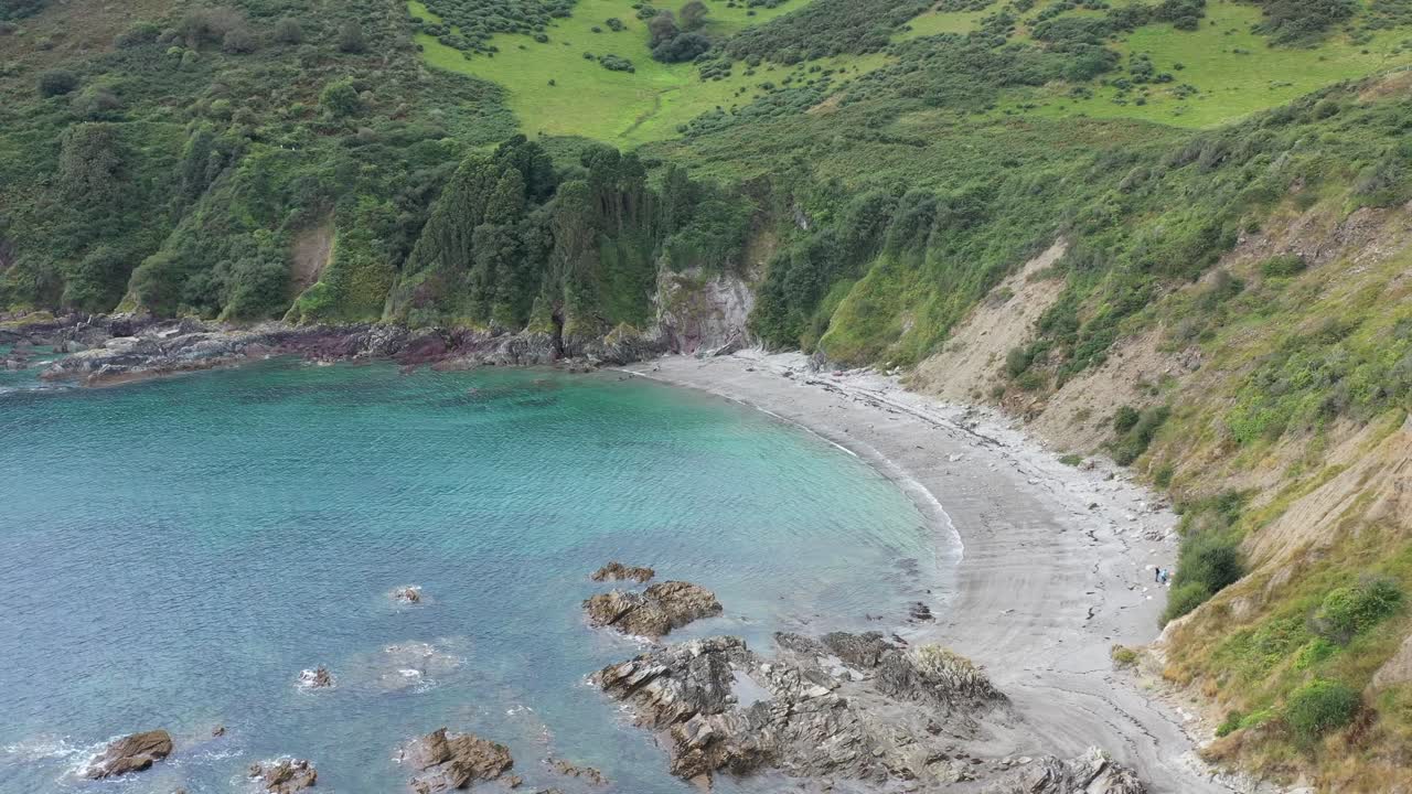 Vista aerea di una caletta remota e isolata sulla costa della Cornovaglia, Regno Unito.