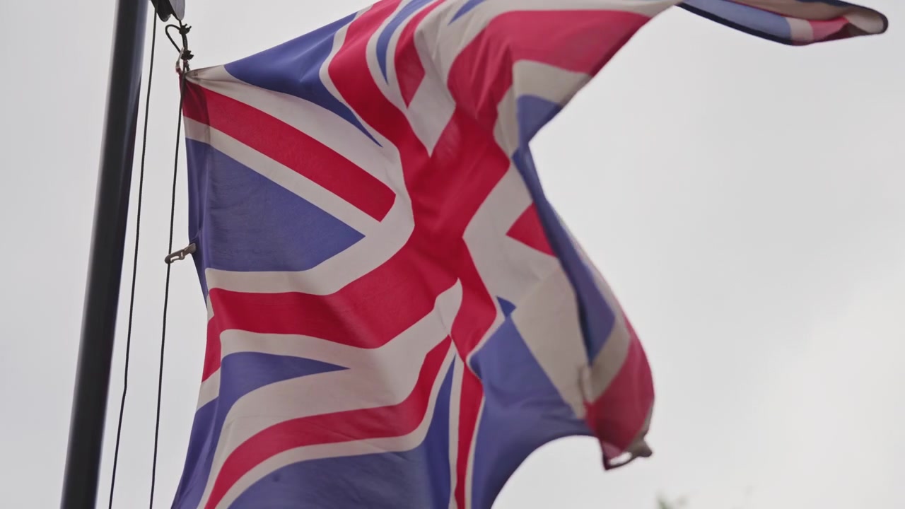Drapeau du Royaume-Uni flottant au vent