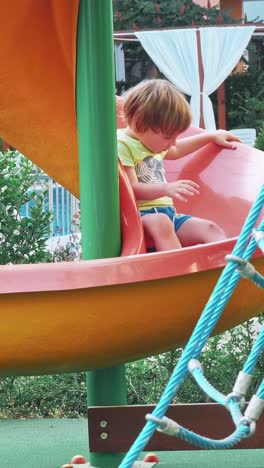 niño que se divierte jugando en el patio de recreo de los niños
