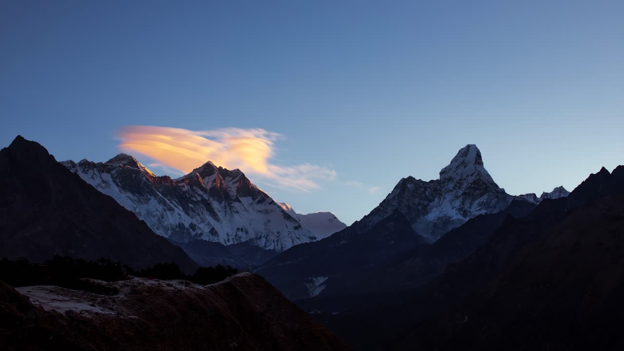 Timelapse dell'alba sul Monte Everest in Nepal con le montagne himalayane Lotse e Ama Dablam al mattino, con un cielo sereno e nuvole sulla cima.