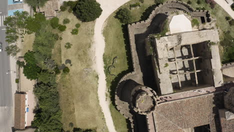 vuelo aéreo pasado sobre los restos del castillo de mendoza en manzanares el real españa