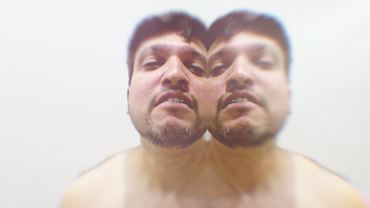 video abstracto de un hombre que representa la locura, la personalidad dividida, la posesión