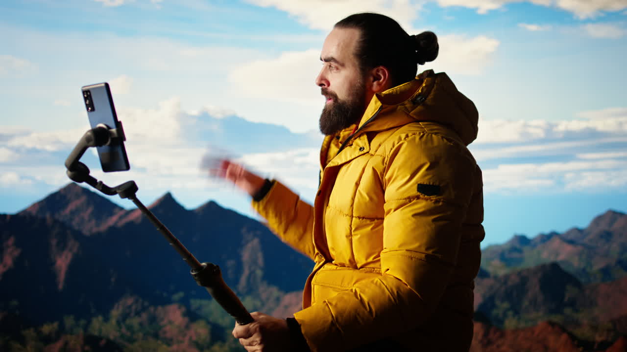 vlogger grabando un video con un teléfono inteligente en un trípode capturando una vista panorámica