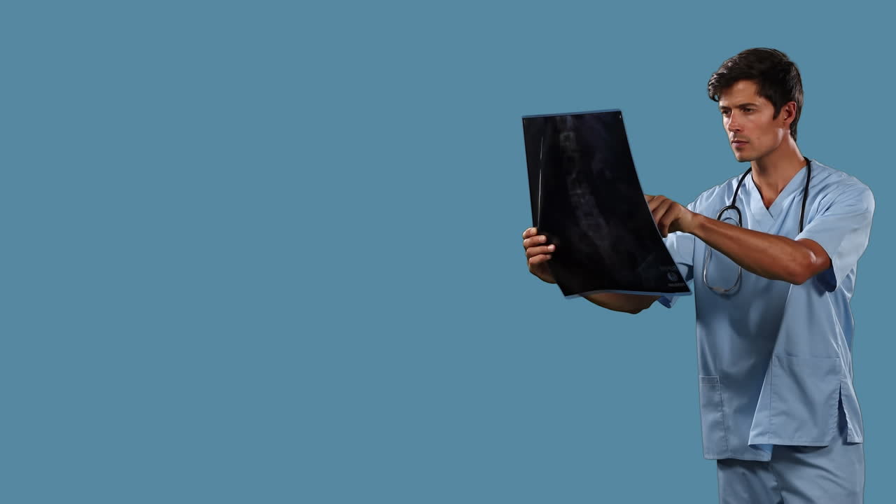 ⁇ 스레이 보고서를 검사하는 백인 남성 의료 종사자 위에 떠있는 분자 구조