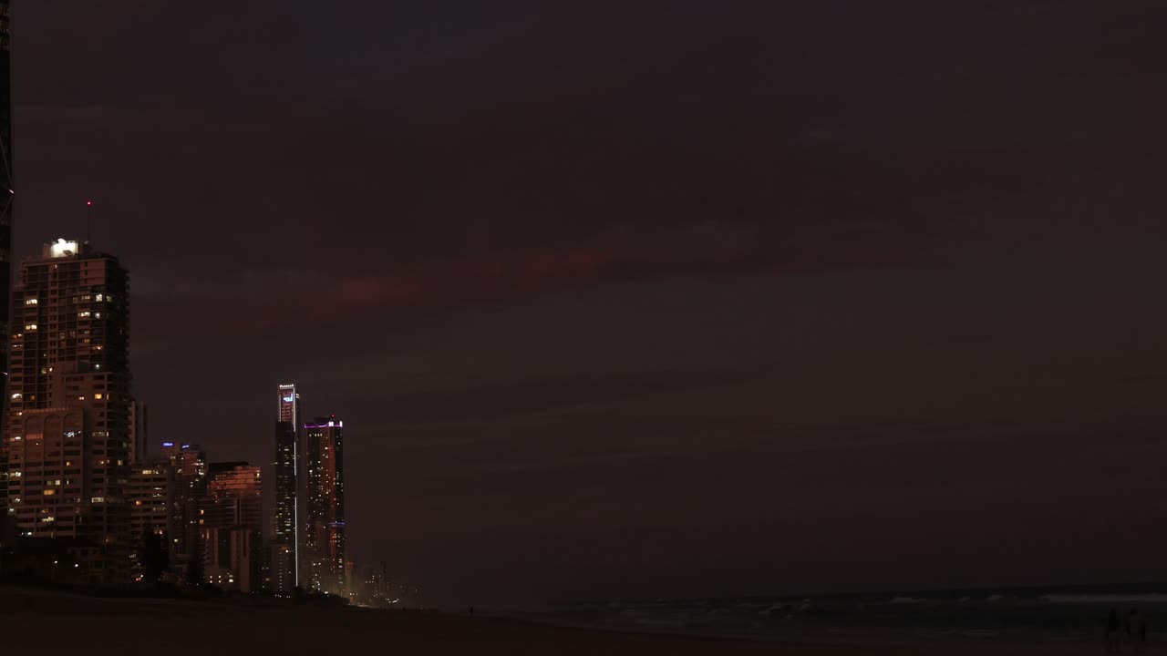 временный промежуток заката за небоскребами у моря