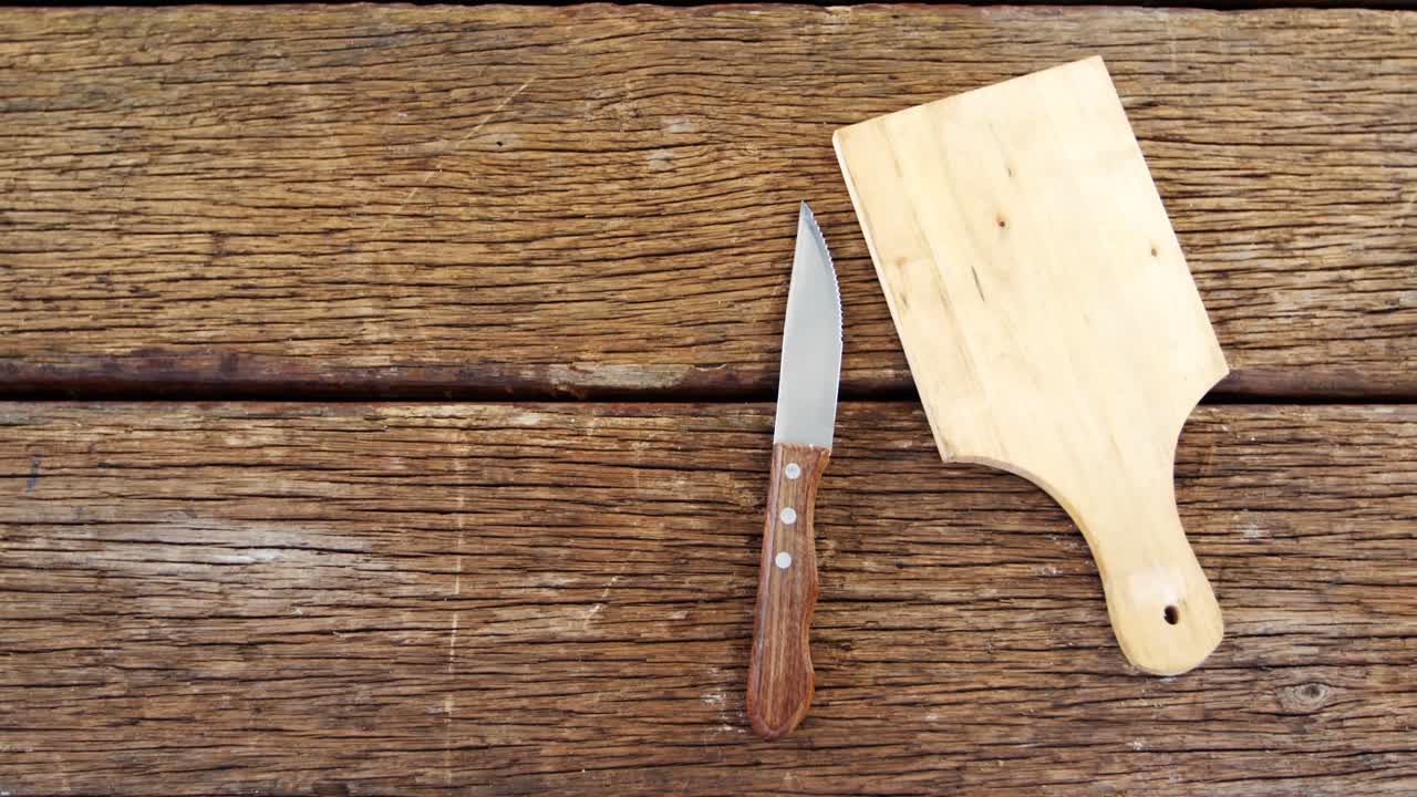 cuchillo y tabla de cortar en la mesa