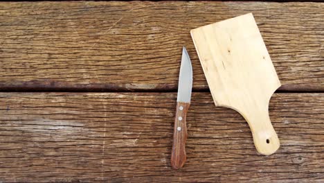 Cuchillo-Y-Tabla-De-Cortar-Sobre-La-Mesa