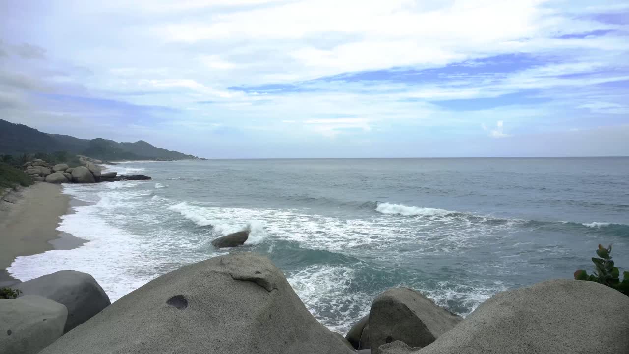 산타 마르타 콜롬비아의 타이로나 공원의 아름다운 풍경