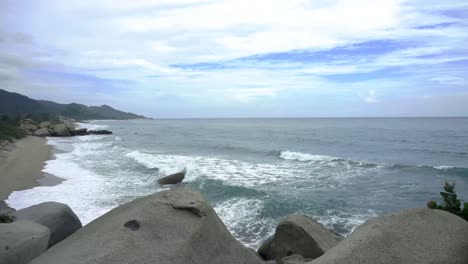 ภูมิทัศน์ที่สวยงามของอุทยานไทโรน่าในซานตามาร์ต้า โคลอมเบีย