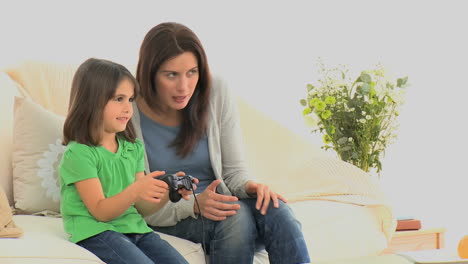 una niña dulce jugando con su madre