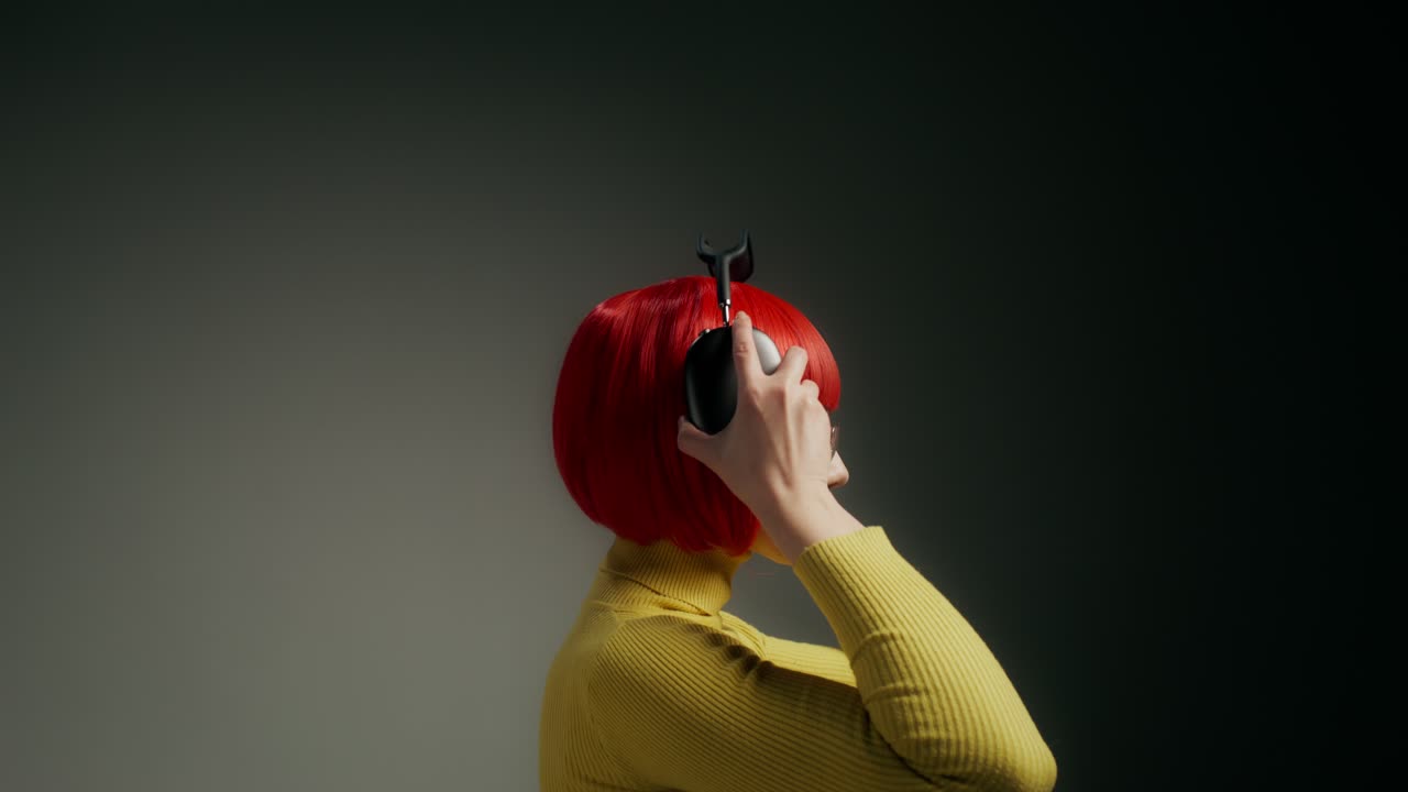 헤드폰과 안경을 착용 한 여성