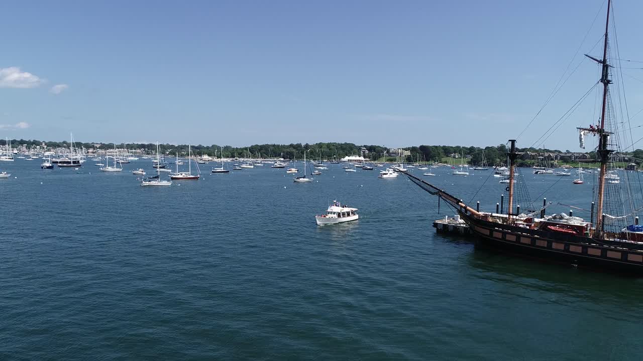 원추형 뉴 포트로드 아일랜드 풍경은 ft 근처의 관광객 보트로드에 의해 즐깁니다.