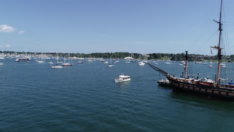 El-Paisaje-Cónico-De-Newport-Rhode-Island-Es-Disfrutado-Por-Un-Barco-Lleno-De-Turistas-Cerca-De-Ft.