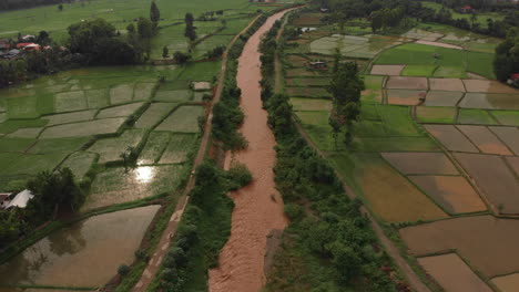 Puente-De-Carretera-Aérea-Y-Campo-De-Arroz-Con-Vista-Al-Río-En-El-Valle