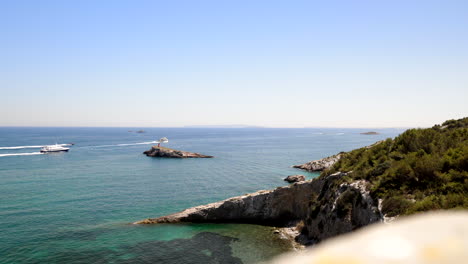 Schiffe-Fahren-An-Einem-Der-Kleinen-Leuchttürme-Vor-Den-Toren-Des-Hafens-Von-Ibiza-Stadt-In-Spanien-Vorbei