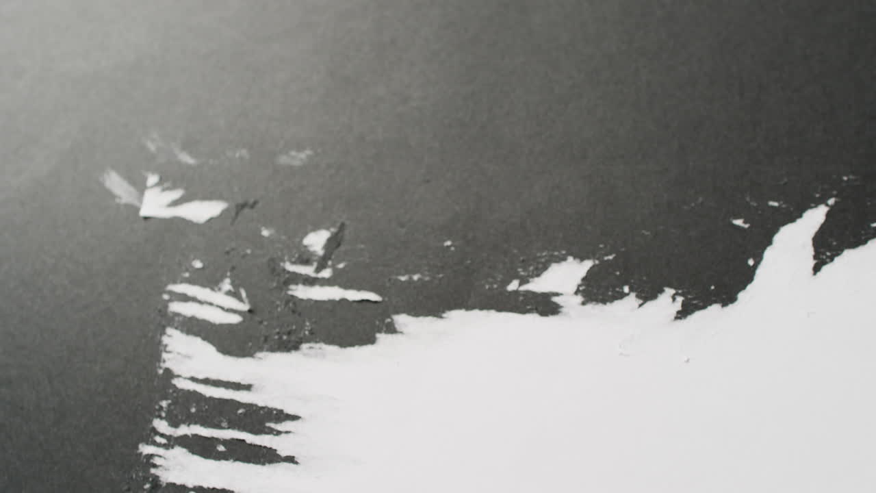 ⁇  배경 에 검은색 페인트 의 스트로크 의 클로즈업 동영상