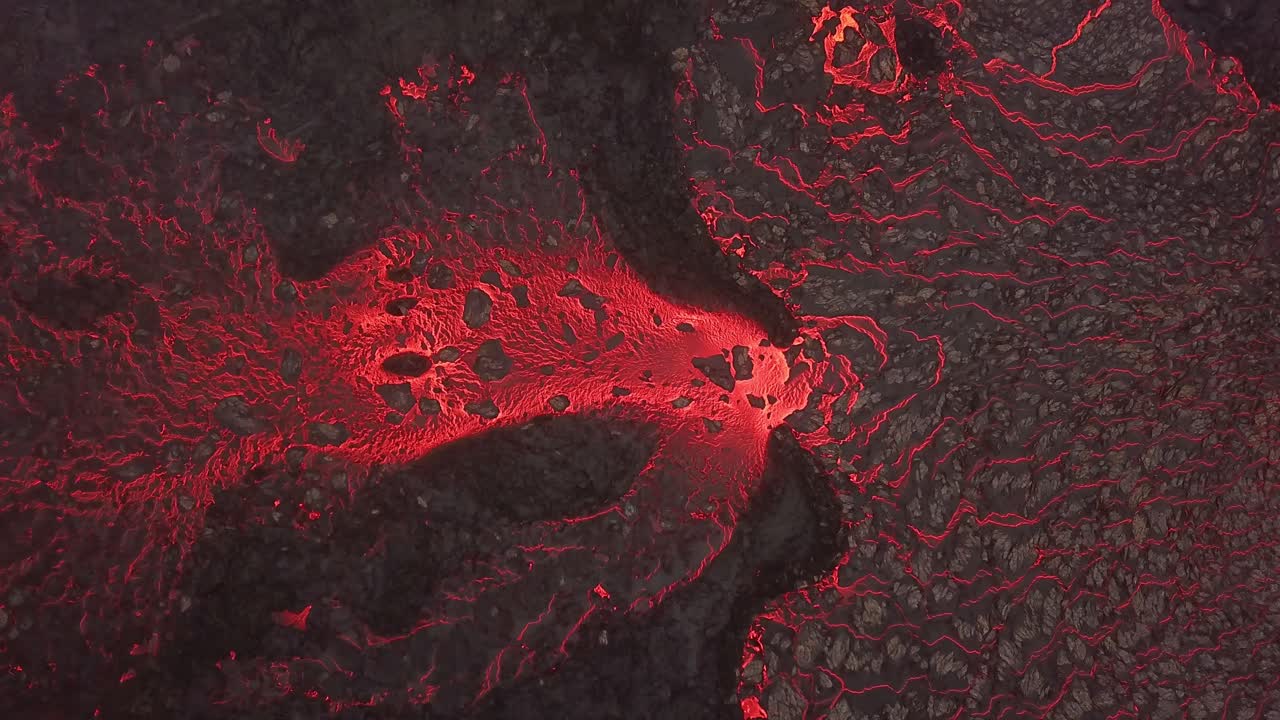 아이슬란드 메라달리르 계곡을 가로질러 흐르는 용암 강의 공중 최고 전망, 파그라달스피알 화산에서 분출