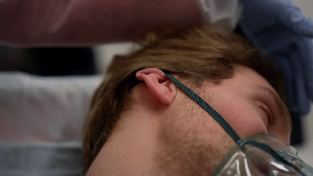 hombre enfermo de coronavirus tendido en camillas en el coche de ambulancia