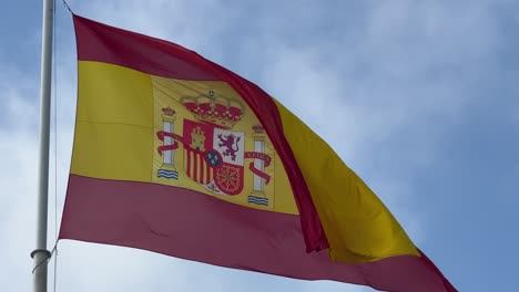 Bandera-Española-Ondeando-En-Su-Mástil-En-Un-Día-Soleado